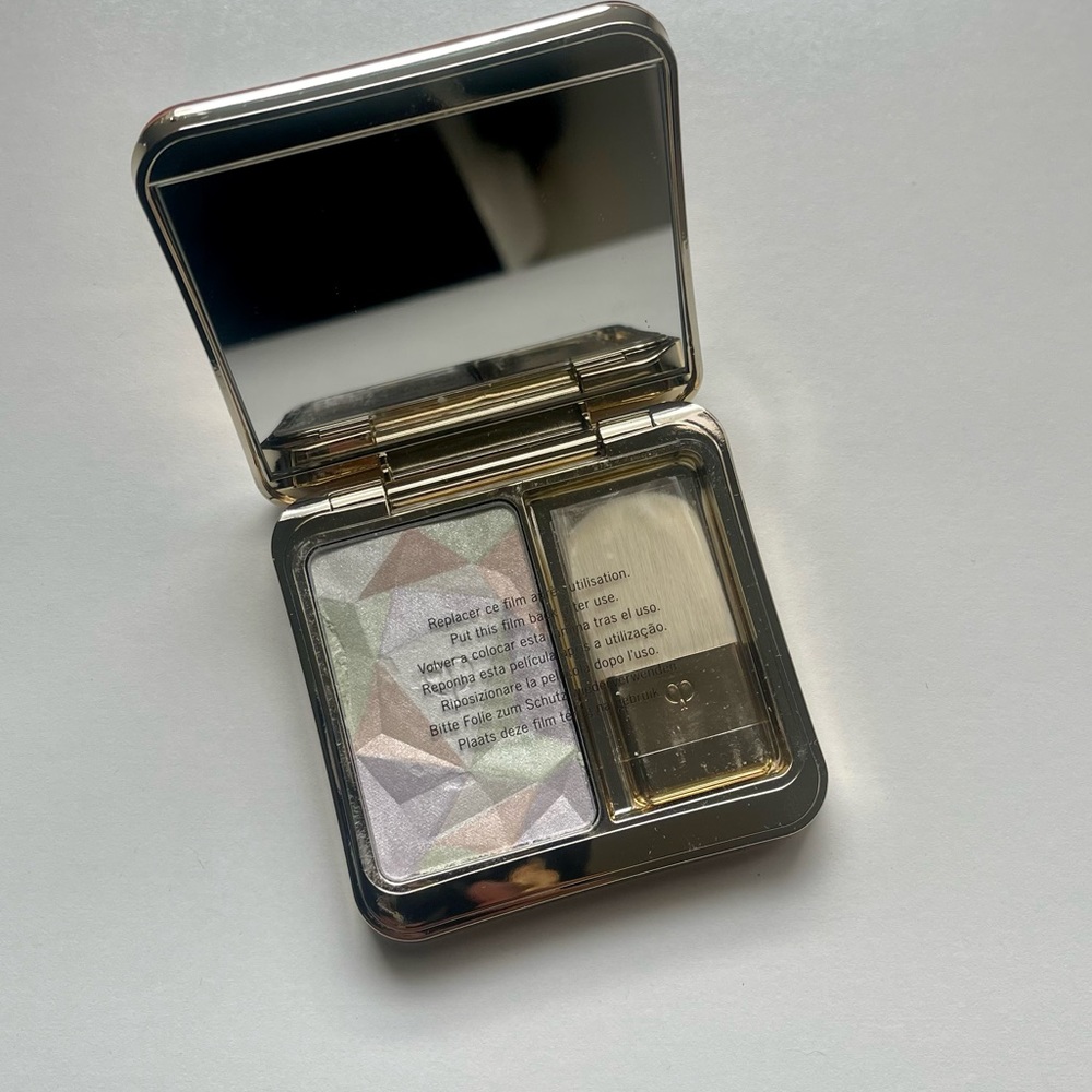 Cle peau luminizing face enhancing highlight